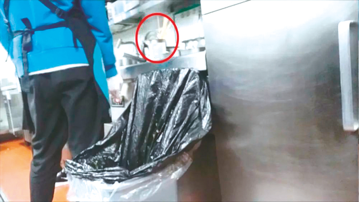     ▲2月20日晚，半天妖烤鱼合肥唯品奥莱店，后厨员工正在加工的涮肚全家福，正是从旁边的垃圾桶里捡回来的