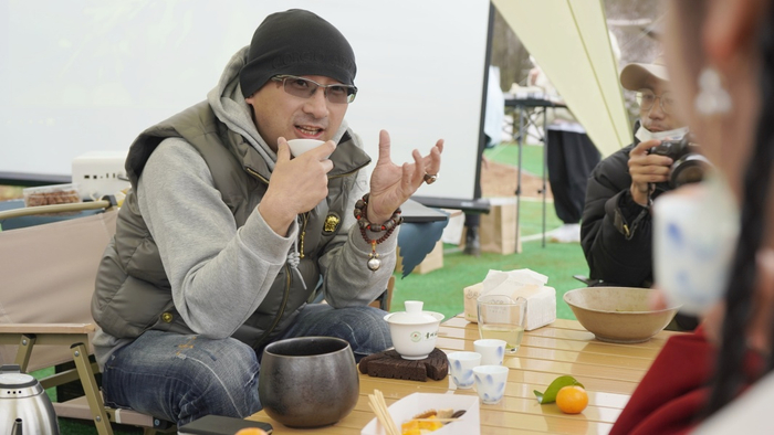 贵阳市茶文化研究会会长李亚轶在现场介绍贵州茶产业发展和贵州冲泡