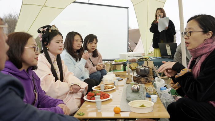 国家一级评茶师、国家一级茶艺技师，溪云茶社馆主杜青为游客们讲解贵州冲泡