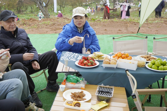 甘肃的游客细品贵州茶