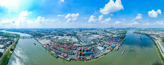 △河运是佛山重要的贸易运输方式，图为北滘港。郭展勇/摄