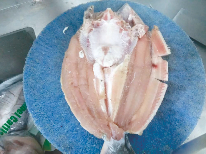     ▼解冻后的鱼保质期只有1天，而这条凌波鱼解冻后已放了3天，鱼肉表面已出现一些暗沉斑块