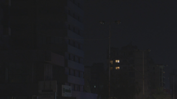 △夜晚时分贝鲁特一处居民区，亮起的灯光寥寥无几