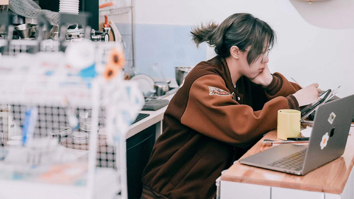 工作间隙为咖啡店画画的王淼淼，图片来源：受访者提供