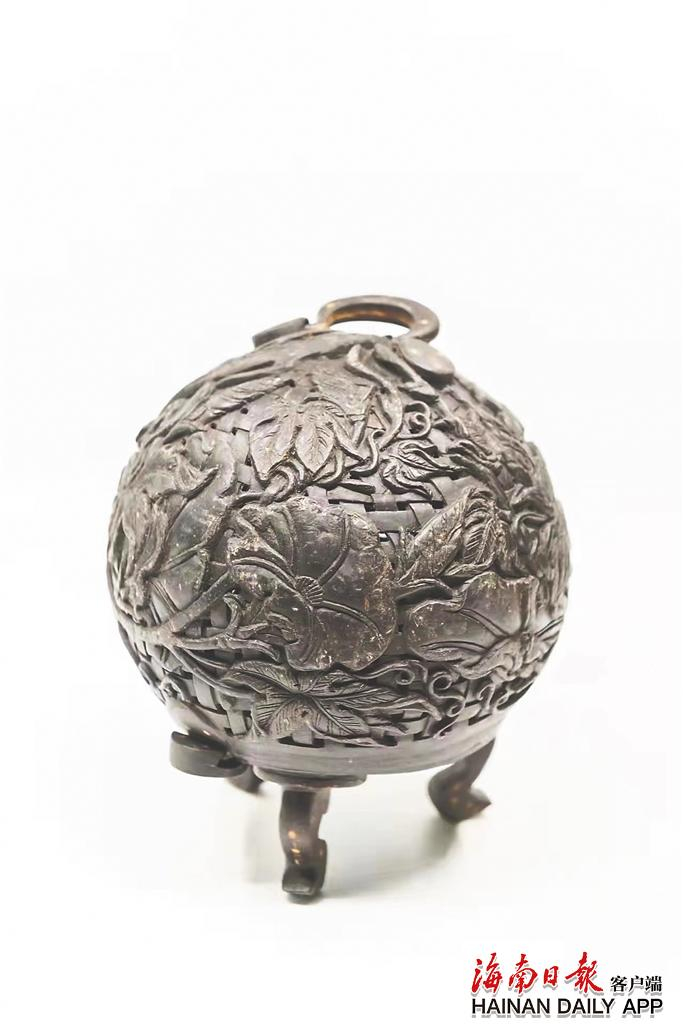 朱凡的椰雕作品。受访者供图