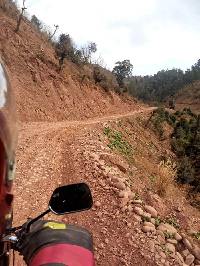 道路狭窄，坑坑洼洼的路面一下雨就布满泥浆（记者 摄）