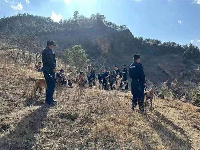 搜救人员用无人机、搜救犬、皮划艇等开展地毯式搜寻，整个搜救区域达 30 余平方公里