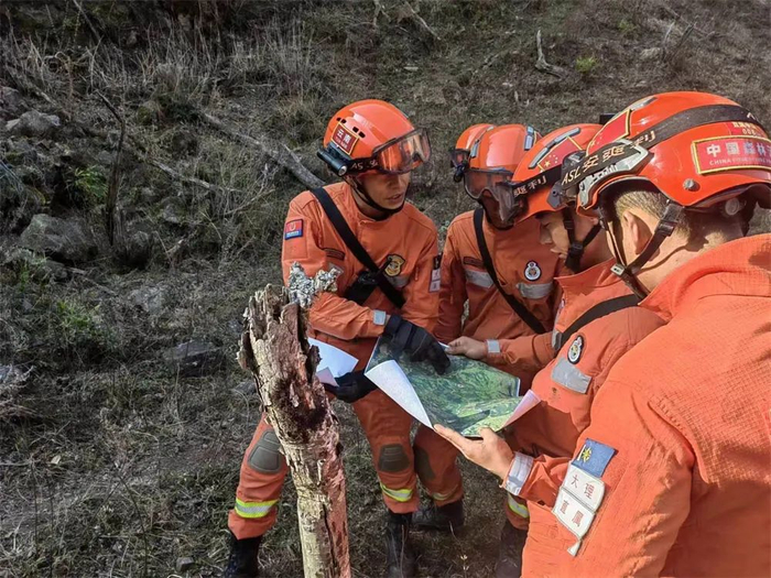 当地的地形、植被情况极其复杂，搜救人数超过千人