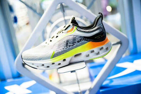 　　特步全新减震旋10