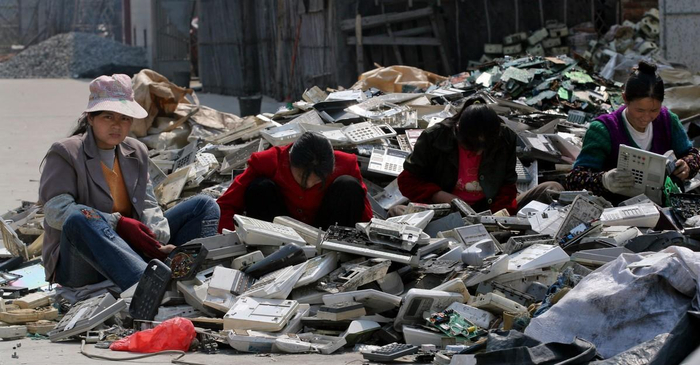 ↑当年贵屿拆解户席地而坐，埋头拆解的场景 图据赖芸