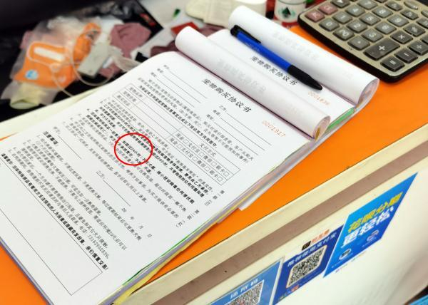 △“甜甜犬舍”的协议中就用粗体标明“超过24小时，不管狗狗的任何问题和理由，甲方不予退换”。