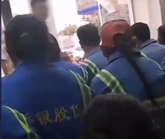 被训斥的员工身着“侨银股份”工服。网络视频截图