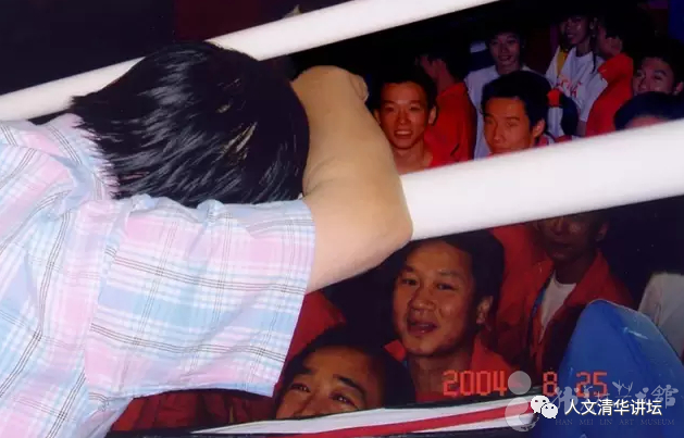    韩美林先生在雅典奥运会与体操小将们握手的瞬间