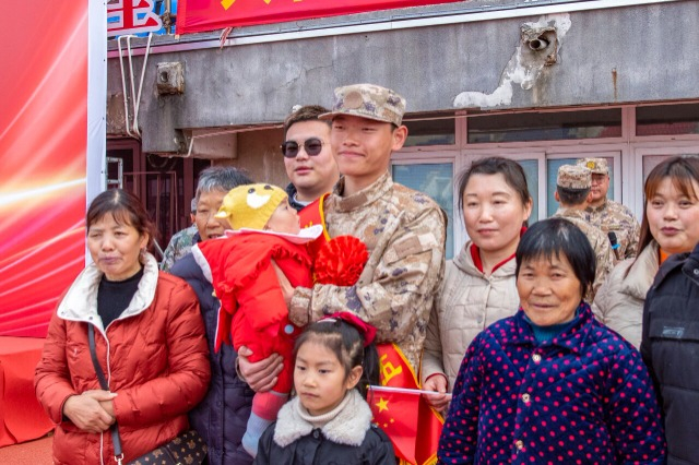 3月19日，安徽省芜湖市繁昌区体育场，大学生新兵即将奔赴军营前和家人合影。肖本祥 摄