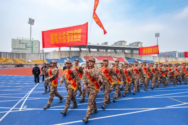 3月19日，安徽省芜湖市繁昌区2023年上半年入伍新兵启程奔赴火热的军营。肖本祥 摄