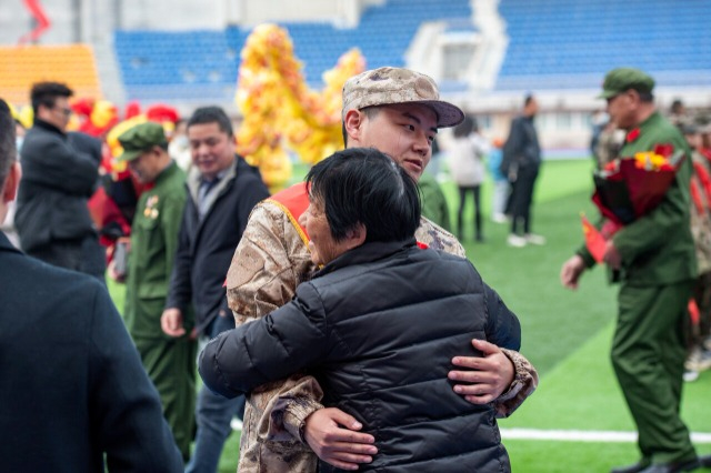 3月19日，安徽省芜湖市繁昌区体育场，大学生新兵与亲人相拥告别。肖本祥 摄
