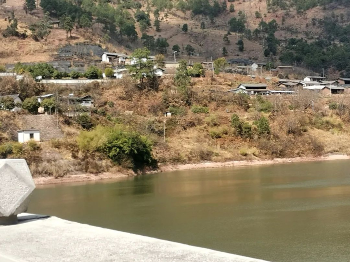 水库边上的村庄（记者 摄）