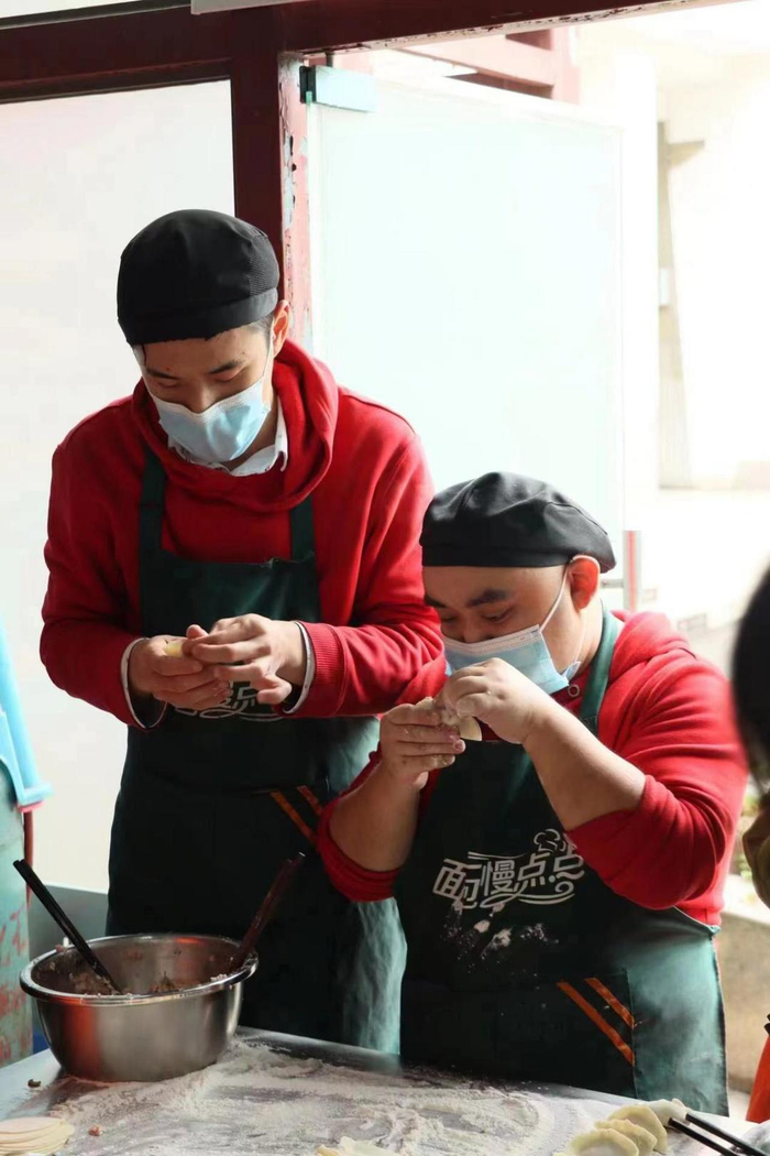 孩子们已经学会了自己包饺子、制作面包糕点