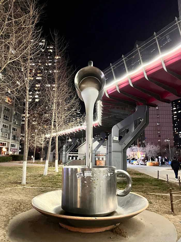 ▲ 一杯正在倾倒的咖啡的雕塑。