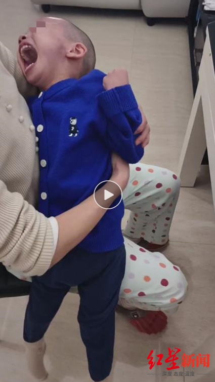 ↑小源每夜疼的得嚎啕不止。家属提供视频截图