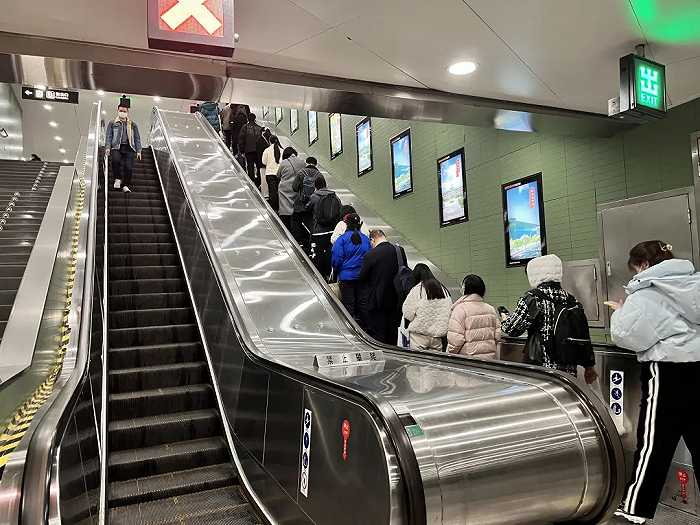 ▲北京像素出来的年轻人们涌入地铁站。