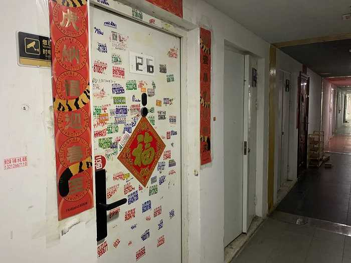 ▲贴满了小广告的大门。