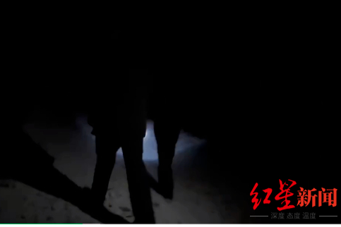 ↑民警步行搜寻