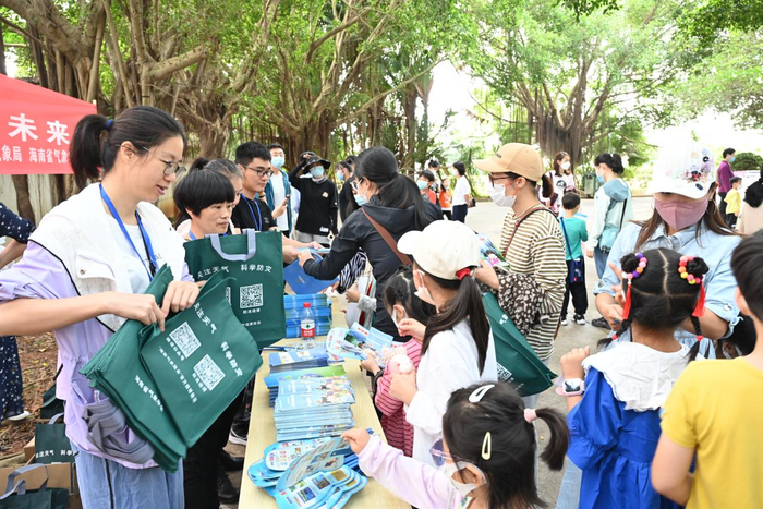 工作人员发放气象科普知识材料 刘爽 摄影