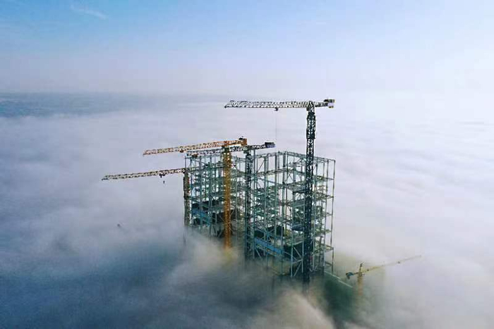 图为正宁调峰煤电项目的锅炉钢架直入云霄。 （华能甘肃能源开发有限公司 供图）