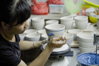 ▲ 过去，潮州陶瓷的生产模式以手工作坊为主。“多多新匠造”专项团队希望助力这一传统产业向数字化转型升级。王铮▕摄