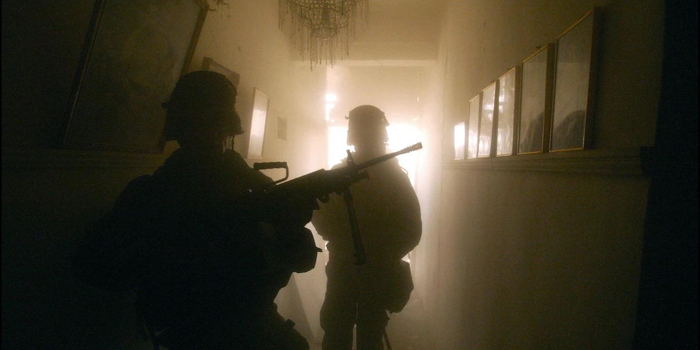 ↑2003年4月6日，美国海军陆战队在伊拉克首都巴格达郊区执行任务