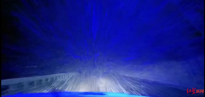 前往游客被困地点的路上风雪交加