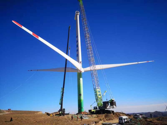 图为陇东综合能源基地的风机正在吊装。
