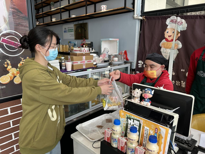 小博在收银台做收银环节