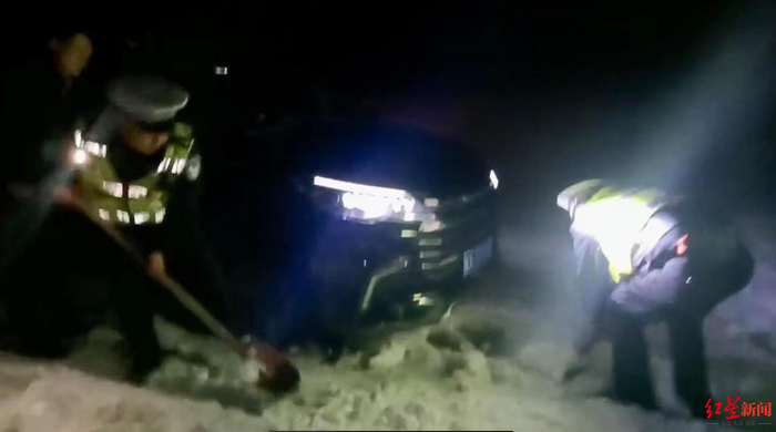 民警深夜展开救援