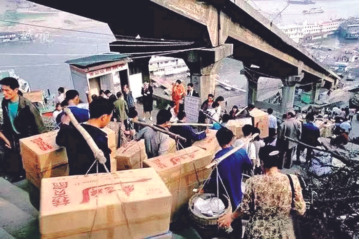     20世纪80年代，繁忙的朝天门码头