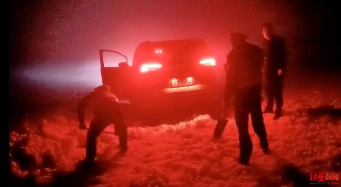 民警深夜展开救援