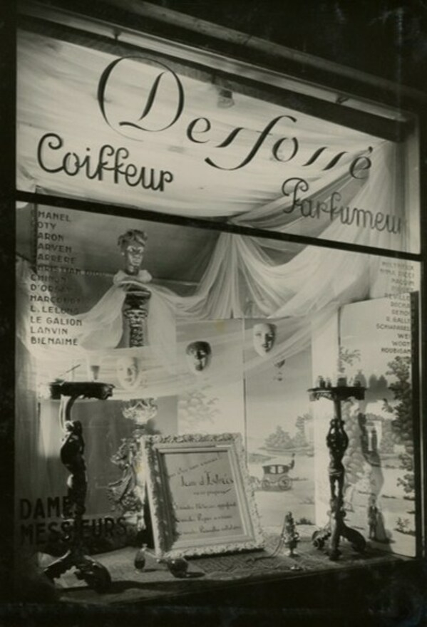 　　让缇丝先生返回巴黎后开设美容沙龙