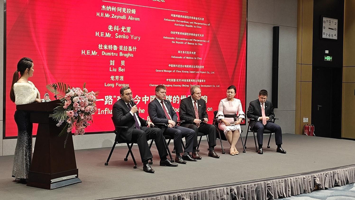 　　“一带一路”国家驻华大使的座谈对话