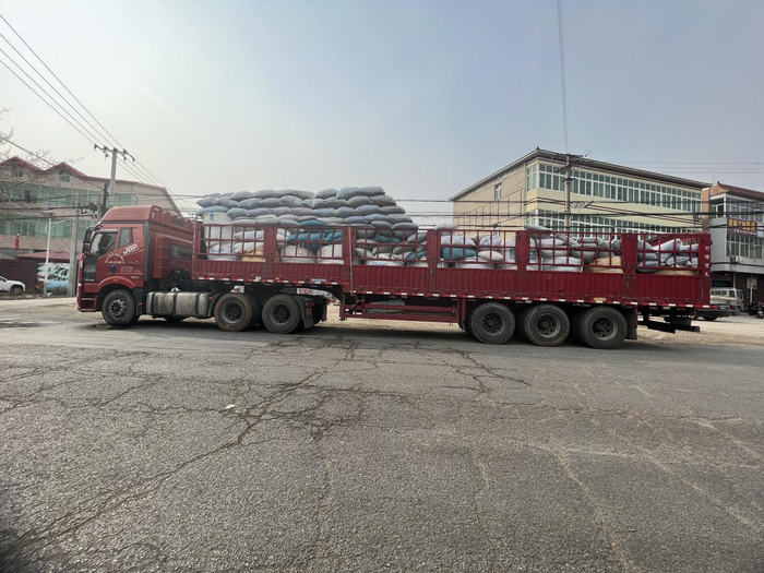 ↑在赵各庄镇，一辆载着塑料原料的货车驶过 罗梦婕 摄