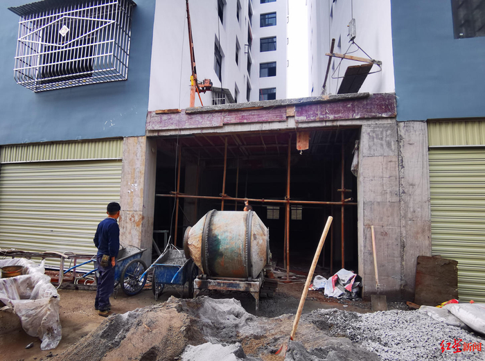 此前，现场仍有工人施工