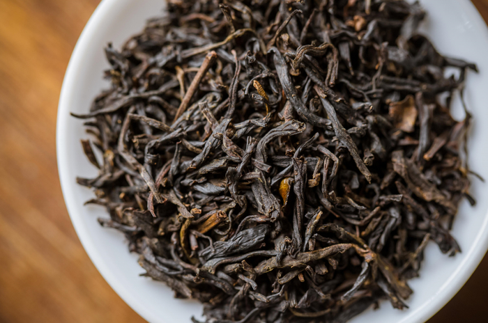 ▲2015年贡尖，条索紧结，色泽黑褐油润有毫，非常匀整