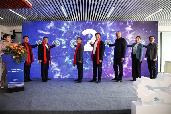 　　鼎基智能云平台董事长唐明亮、青岛市东北企业家协会会长曹杨等领导共同摁下“施工宝”与“有好活”产品上线启动键