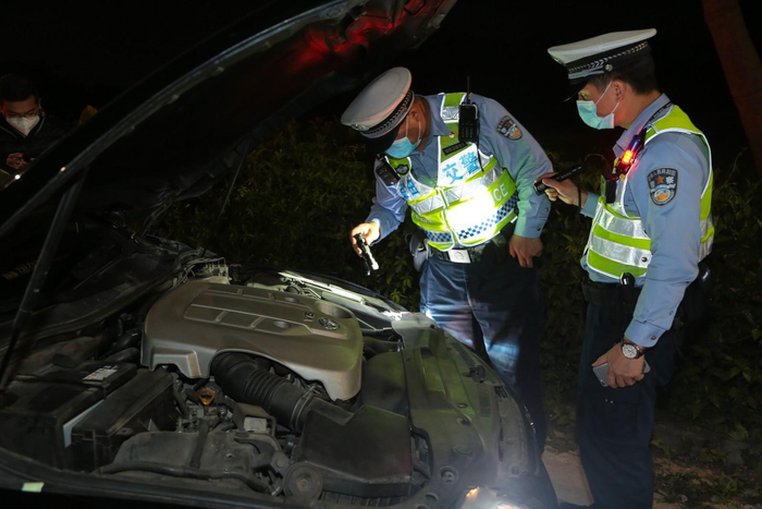 深圳交警对机动车进行检查