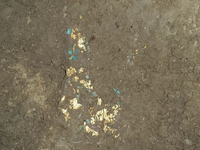 △M2出土的金覆面、金泡和以金箔为地镶嵌绿松石的兽形牌饰