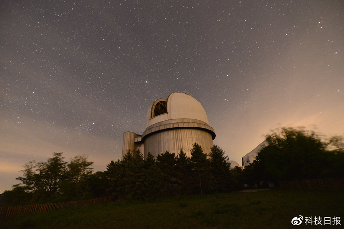 夜空下的郭守敬望远镜。图片来源：视觉中国
