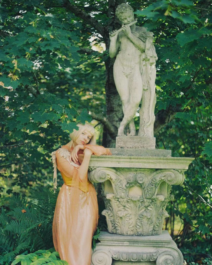 AURORA不仅喜欢沉浸于大自然，生活方式也朴素，她的衣服大多数都是姐姐做的古董裙。  受访者供图