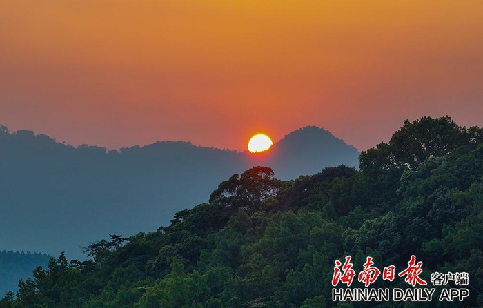 2022年4月25日，海南热带雨林国家公园五指山片区的日落美景。海南日报记者 李天平 摄