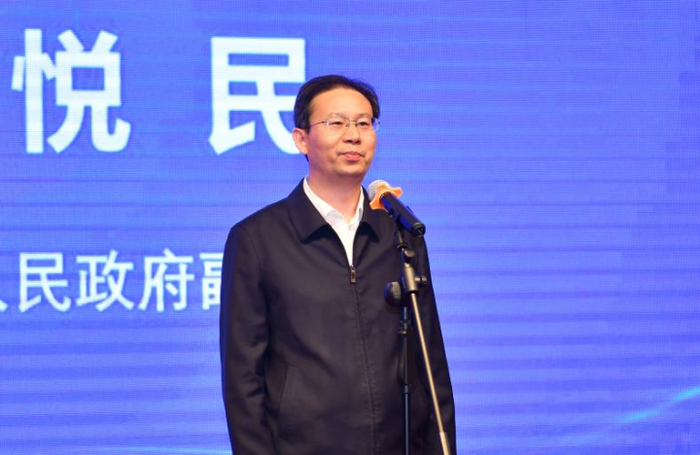 　　保定市副市长安悦民宣布大会开幕