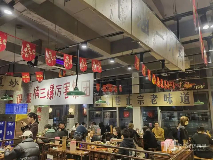 2023年元宵节前一日傍晚六点，四川一火锅店内座无虚席&nbsp;每经记者 熊嘉楠 摄